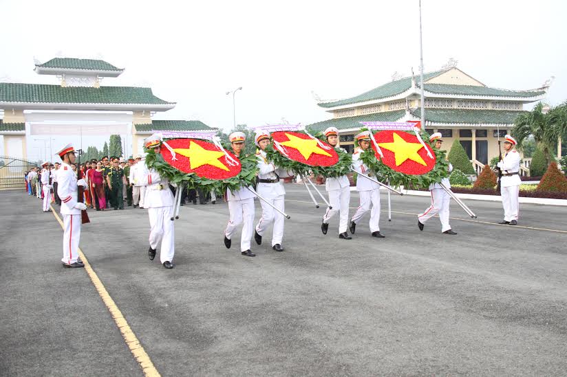 Đoàn đại biểu tỉnh Đồng Nai, TP.Biên Hòa và Quân khu 7 viếng nghĩa trang.