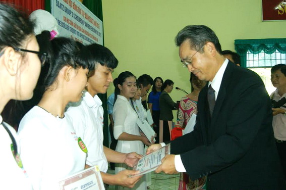 Ông Kimio Yamaguchi, Tổng giám đốc Công ty TNHH Sojitz Việt Nam trao học bổng cho học sinh có hoàn cảnh khó khăn năm học 2015-2016