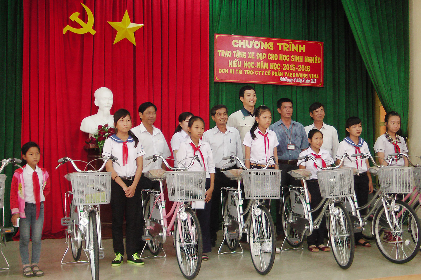 Trao tặng xe đạp cho các em học sinh nghèo, hiếu học.