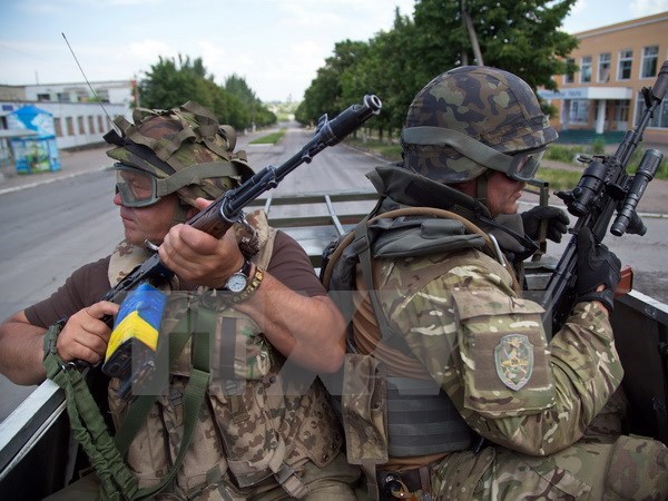 Binh sỹ Ukraine tuần tra tại thành phố miền đông Mariinka. (Nguồn: AFP/TTXVN)