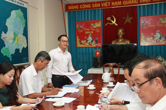 Phó giám đốc Sở Văn hóa - thể thao và du lịch Nguyễn Xuân Thanh báo cáo với đoàn giám sát