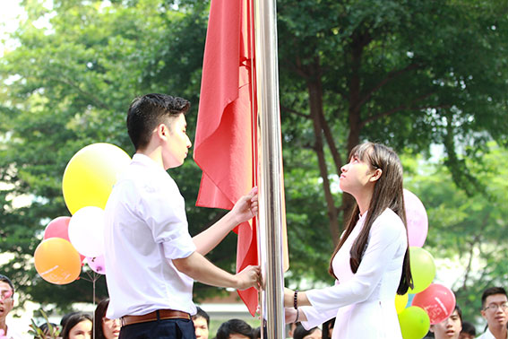 Học sinh Trường THPT Ngô Quyền làm lễ chào cờ khai giảng năm học mới