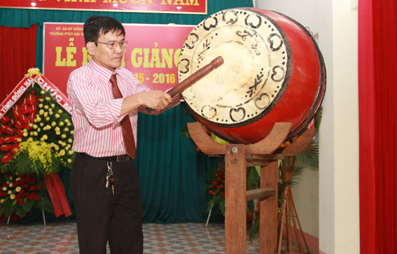 Hiệu trưởng Trường phổ thông dân tộc nội trú tỉnh Nguyễn Huy Phúc đánh hồi trống khai giảng năm học mới
