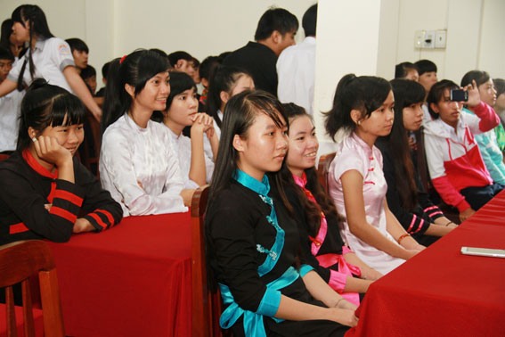 Các em học sinh dân tộc thiểu số tham dự lễ khai giảng