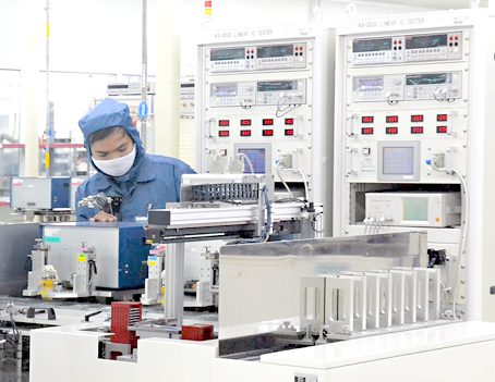 Một góc xưởng sản xuất Công ty TNHH On Semiconductor Việt Nam (Khu công nghiệp Biên Hòa 2)  có 100% vốn đầu tư của Mỹ.