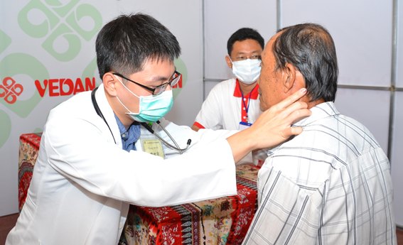  Bác sỹ Tổng bệnh viện Vinh Dân đang khám bệnh cho người dân huyện Long Thành