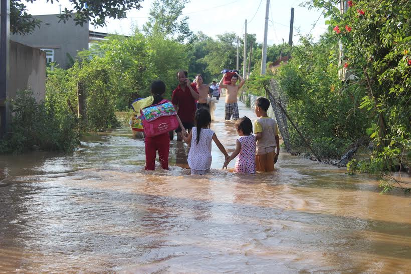 Cha mẹ cố tìm cách cứu tài sản, những đưa trẻ tự bồng bế nhau tìm nơi lánh lụt. Ảnh chụp lúc 16 giờ tại ấp Sông Mây xã Bắc Sơn