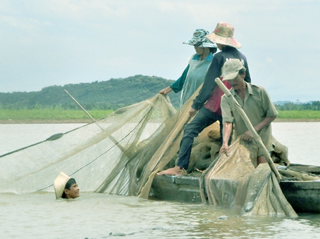 Gia đình ông Nguyễn Văn Đồ bắt cá trên sông La Ngà.