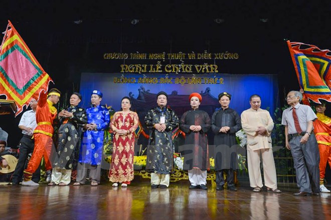 11 nghệ nhân thực hành diễn xướng và truyền dạy nghi lễ chầu văn được phong tặng danh hiệu Nghệ nhân dân gian. (Ảnh: Minh Sơn/Vietnam+)