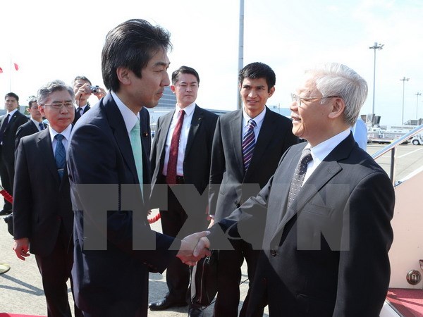 Nghị sỹ Minoru Kiochi, Quốc vụ khanh Bộ Ngoại giao đón Tổng Bí thư Nguyễn Phú Trọng tại sân bay Haneda. (Ảnh: TTXVN)