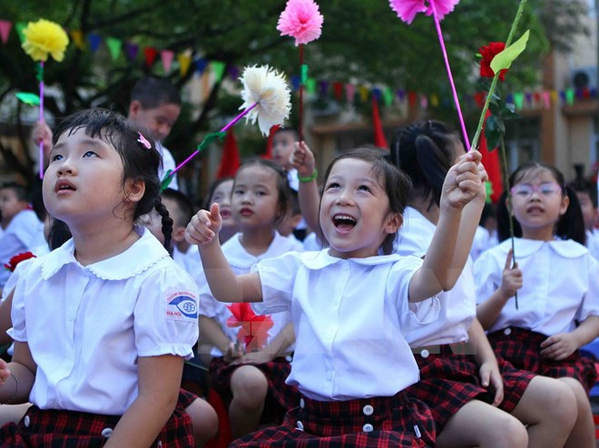 Học sinh chỉ đóng bảo hiểm y tế 6 tháng một lần. (Ảnh: TTXVN)