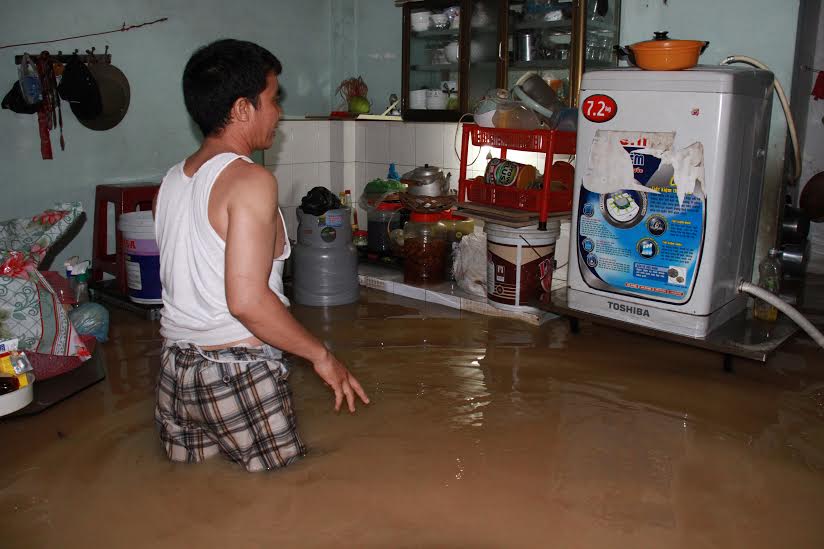 Mọi đồ đạc trong nhà dù để vị trí cao nhưng nước sắp dâng tới