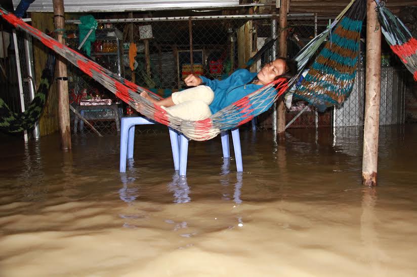 5.	Nước ngập qua hông một người đàn ông trong đêm tối