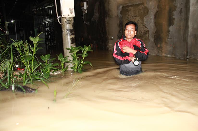 Nước ngập qua hông một người đàn ông trong đêm tối