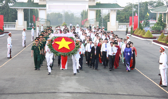 Đoàn đại biểu dự Đại hội Thi đua yêu nước tỉnh đặt vòng hoa viếng nghĩa trang liệt sĩ tỉnh
