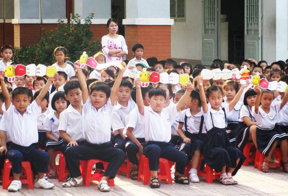 Trường tiểu học Nguyễn An Ninh (phường Tân Mai, TP.Biên Hòa) đang phấn đấu xây dựng trường chuẩn quốc gia. Trong ảnh: Học sinh Trường tiểu học Nguyễn An Ninh trong giờ sinh hoạt ngoại khóa