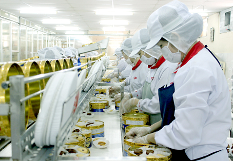 Sản xuất bánh kẹo tại Nhà máy Bibica Biên Hòa. Đây là một trong số ít doanh nghiệp đưa hàng vào 4 nước trong khối ASEAN.