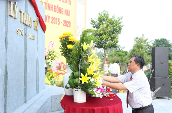 Đồng chí Huỳnh Văn Tới, Ủy viên Ban TVTU, Trưởng Ban Tuyên giáo Tỉnh ủy dâng hương lên Tượng Vua Lý Thái Tổ tại buổi lễ khánh thành “Vườn tượng Danh nhân văn hóa”.