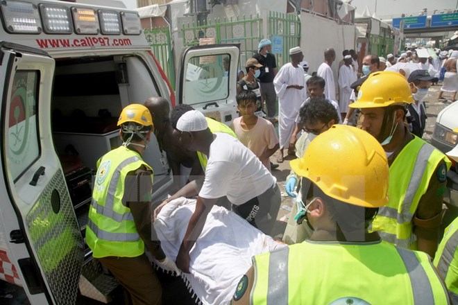 Nhân viên cứu hộ chuyển thi thể người hành hương sau vụ giẫm đạp tại Mina. (Nguồn: AFP/ TTXVN)