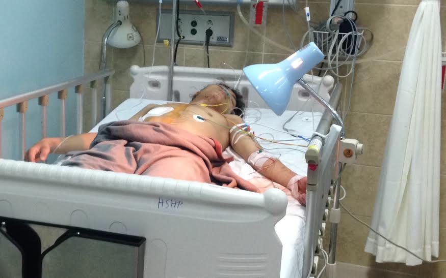 Nạn nhân Nguyễn Văn Sĩ đang được điều trị tại bệnh viện