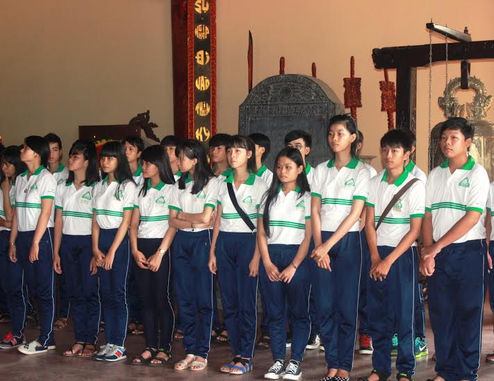 Học sinh Trường THPT Trịnh Hoài Đức, huyện Trảng Bom tại lễ tưởng niệm
