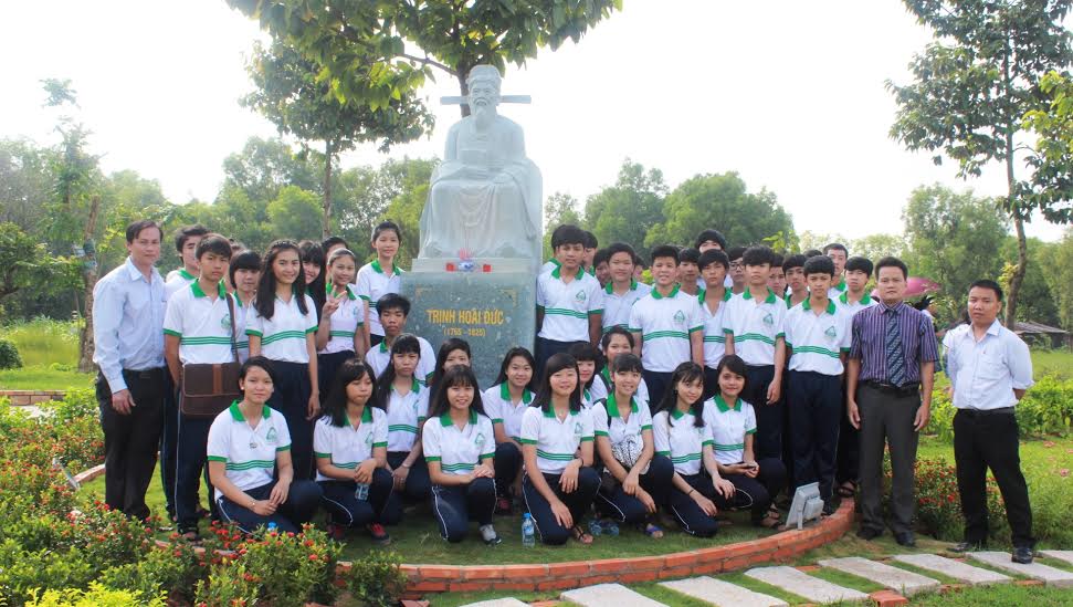 Thầy trò Trường THPT Trịnh Hoài Đức chụp hình lưu niệm bên tượng Danh nhân văn hóa Trịnh Hoài Đức