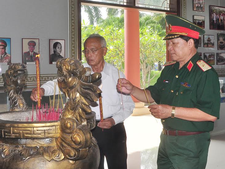 Đồng chí Phan Văn Trang và thiếu tướng Trần Hữu Tài, phó chủ nhiệm chính trị quân khu 7 thắp nhang tại đền tưởng niệm khu di tích