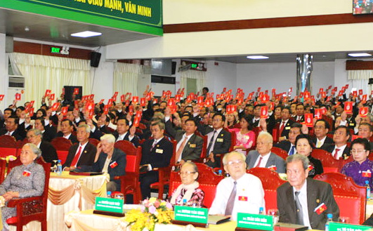 Đại biểu bểu quyết thông qua Nghị quyết Đại hội đại biểu Đảng bộ tỉnh lần thứ X