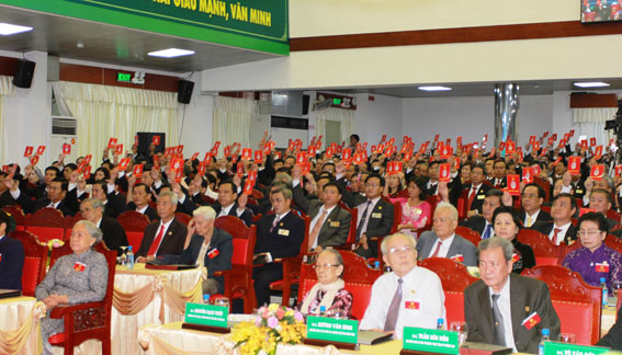 Đại biểu biểu quyết thông qua Nghị quyết Đại hội đại biểu Đảng bộ tỉnh lần thứ X.