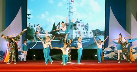 Nhiều hoạt động văn hóa - văn nghệ đã được tỉnh quan tâm đầu tư.  Trong ảnh: Tiết mục ca múa trong chương trình “Vì biển đảo Việt Nam” do tỉnh tổ chức năm 2014.