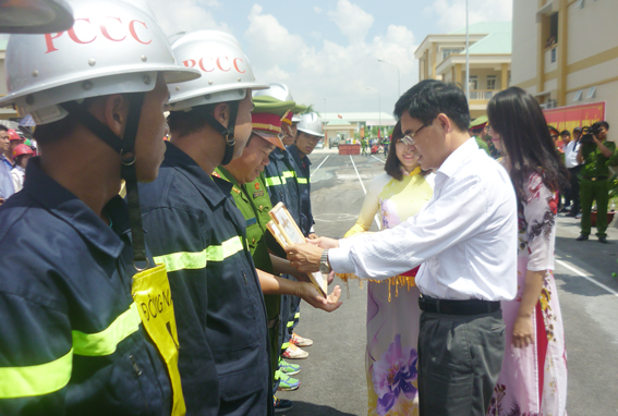 Phó chủ tịch UBND tỉnh Trần Văn Vĩnh trao bằng khen của UBND tỉnh cho các tập thể, cá nhân xuất sắc trong công tác PCCC