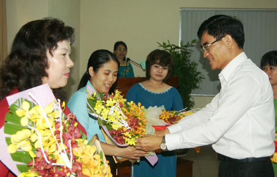 Đồng chí Trần Văn Vĩnh, UVTV, Phó Chủ tịch UBND tỉnh trao bằng khen của Trung ương Hội cho 2 tập thể và một cá nhân  