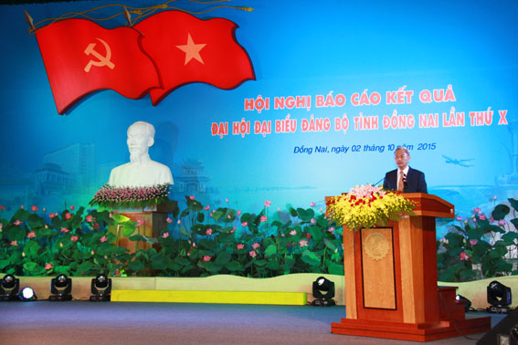 Bí thư Tỉnh ủy Nguyễn Phú Cường báo cáo kết quả Đại hội đại biểu Đảng bộ tỉnh lần thứ X tại hội nghị.