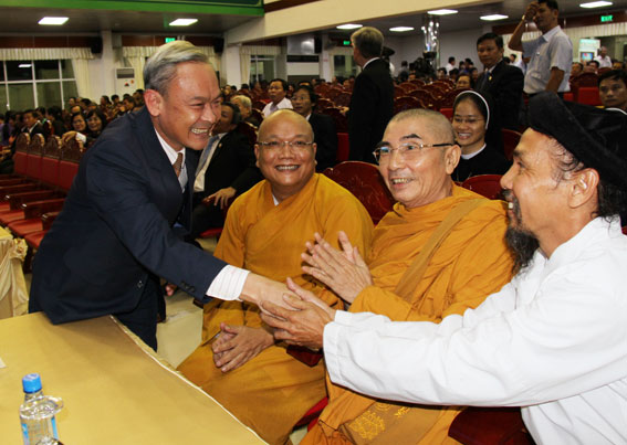 Bí thư Tỉnh ủy Nguyễn Phú Cường gặp gỡ chức sắc các tôn giáo tới dự hội nghị báo cáo kết quả đại hội.