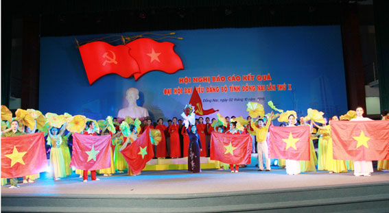 Các tiết mục ca múa do các nghệ sĩ Đồng Nai biểu diễn tại hội nghị. Ảnh: Huy Anh