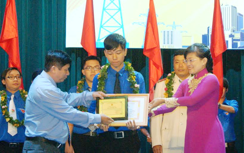 Đồng chí Đặng Mạnh Trung, Phó trưởng ban thường trực Ban tuyên giáo Tỉnh ủy (trái) và đồng chí Bùi Thị Bích Thủy, Bí thư Tỉnh đoàn (phải) trao bằng khen và biểu trưng cho các gương mặt trẻ tiêu biểu