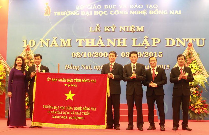 Ông Võ Văn Chánh trao tặng bức trướng của UBND tỉnh cho nhà trường