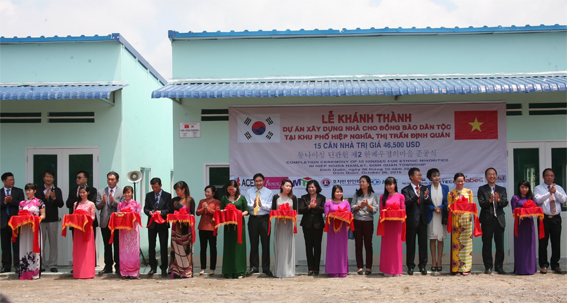 Các đại biểu thực hiện nghi thức cắt băng khánh thành giai đoạn 2 của dự án “Xây dựng nhà cho đồng bào dân tộc thiểu số huyện Định Quán”.