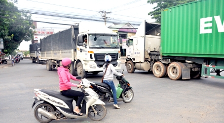 Ngã tư vào Tân Cảng - Long Bình luôn có nhiều xe container, xe tải ra vào.