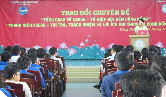 GS.TS Phan Thị Hồng Xuân trao đổi với sinh viên trường Đại học Lạc Hồng về chuyên đề: “Tổng quan về ASEAN - Từ hiệp hội đến cộng đồng”