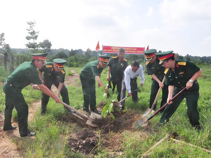 Lãnh đạo quân đoàn 4 và sư đoàn 309 trồng cây tại sân tập trung đoàn 31
