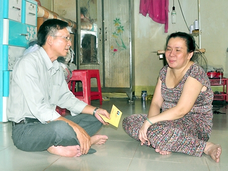 Ông Lý Nàm Sáng thăm hỏi bệnh tình bà Dương Thị Thanh Thúy.