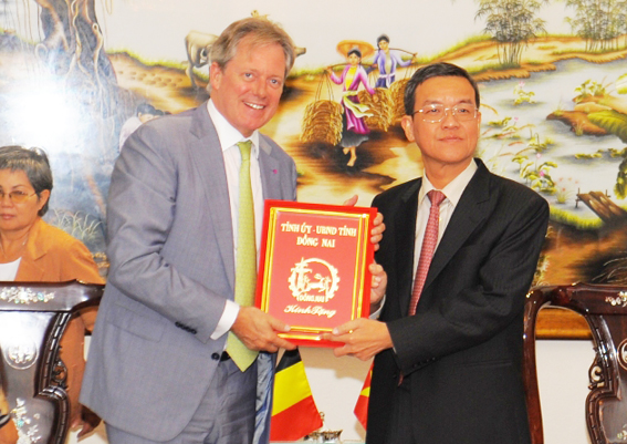 Chủ tịch UBND tỉnh Đồng Nai (bìa phải) trao quà lưu niệm cho ông Greet Versnik Phó Thống đốc tỉnh Đông Flanders, Vương Quốc Bỉ. 