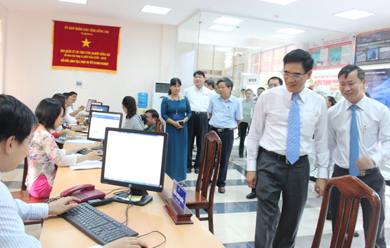 Phó Chủ tịch UBND tỉnh Trần Văn Vĩnh tham quan bộ phận một cửa hiện đại của Ban Quản lý các khu công nghiệp.