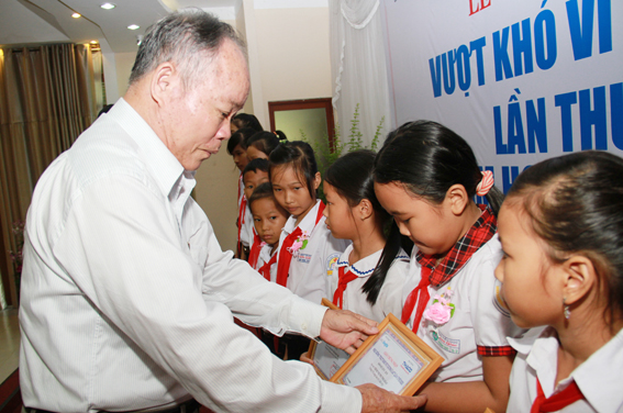 Ông Nguyễn Văn Vưu, Nguyễn Văn Vưu, Phó chủ tịch Hội Khuyến học tỉnh trao học bổng cho các em học sinh