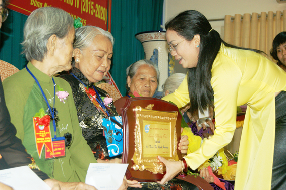 Chủ tịch Hội LHPN tỉnh Lê Thị Ngọc Loan tặng quà lưu niệm và hoa cho các hội viên được mừng thọ tại đại hội