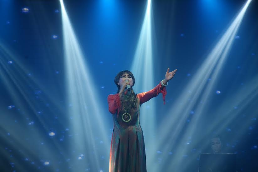 ca sĩ Lê Uyên biểu diễn tại chương trình với ca khúc “Thà như giọng mưa”.
