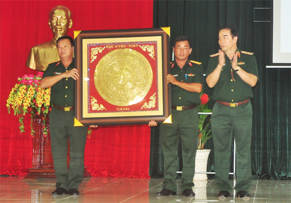 Thiếu tướng Lê Xuân Phương cục trưởng cục Kỹ thuật binh chủng (phải) tặng quà lưu niệm cho Lữ đoàn Tăng-Thiết giáp 22