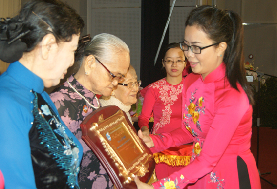  Đồng chí Lê Thị Ngọc Loan, Chủ tịch Hội LHPN tỉnh tặng quà lưu niệm và hoa tri ân các đồng chí Chủ tịch Hội LHPN các khóa