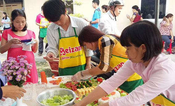 Đoàn Hội Nông dân tỉnh đang chế biến món ăn
